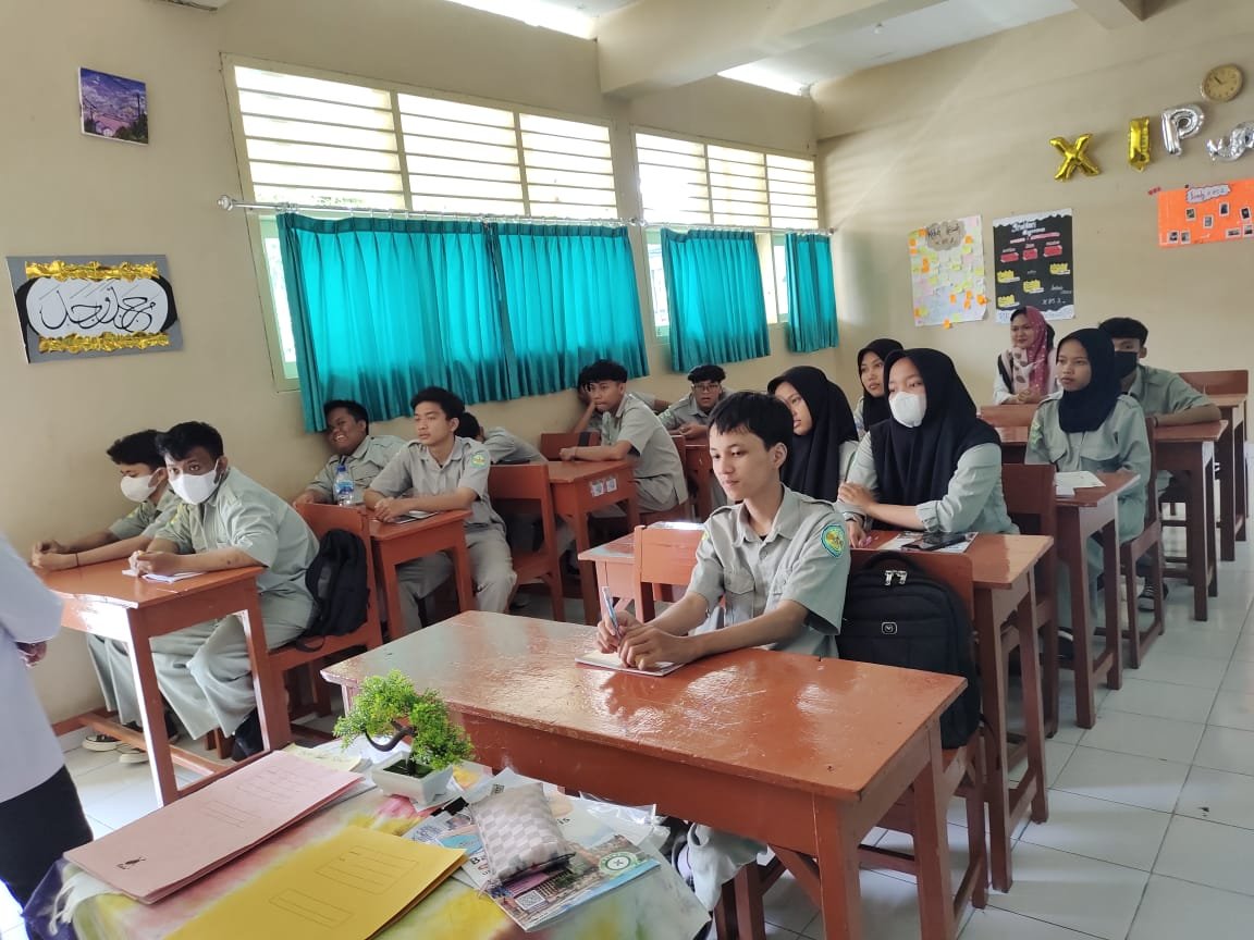 Penyuluhan Hukum di Kelas X IPS 2 SMA KOLOMBO